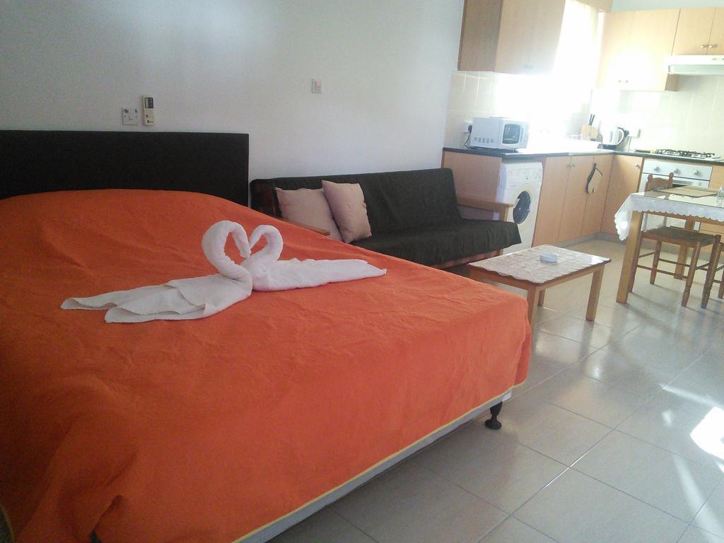 Zoe'S Court Apart otel Klorakas Dış mekan fotoğraf