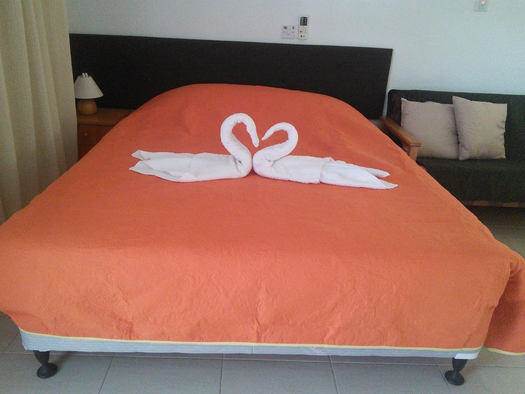 Zoe'S Court Apart otel Klorakas Dış mekan fotoğraf