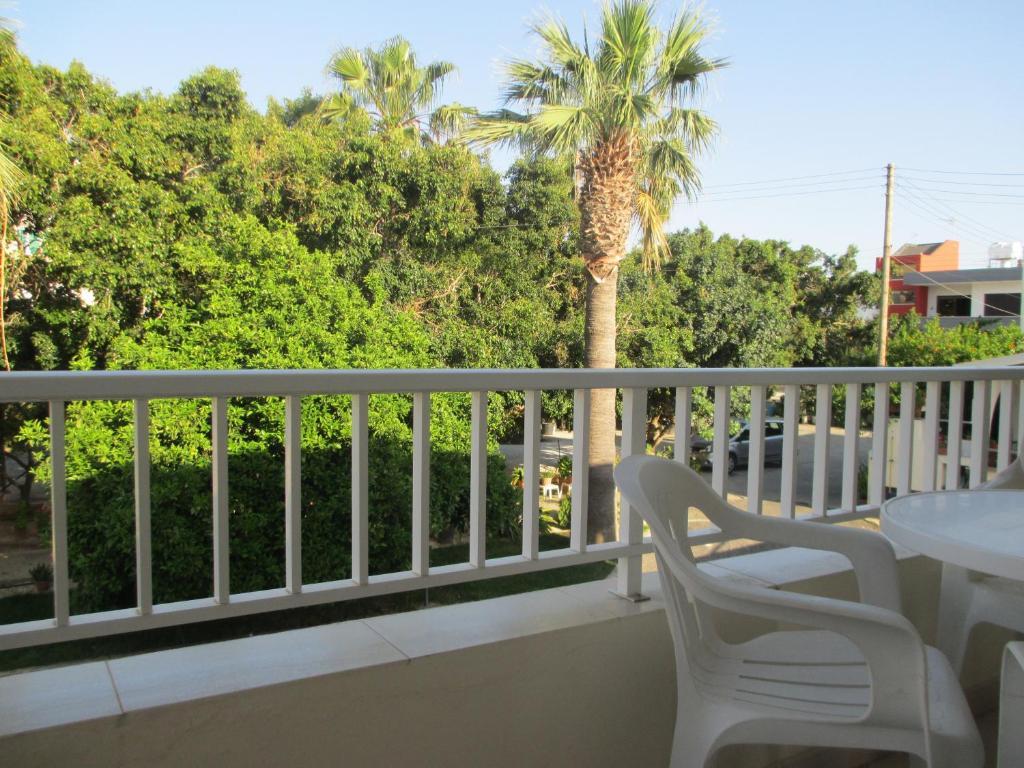 Zoe'S Court Apart otel Klorakas Dış mekan fotoğraf