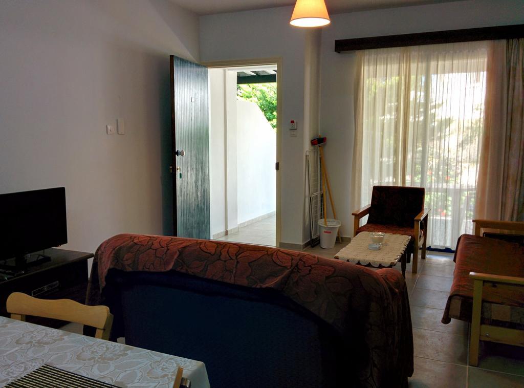 Zoe'S Court Apart otel Klorakas Dış mekan fotoğraf