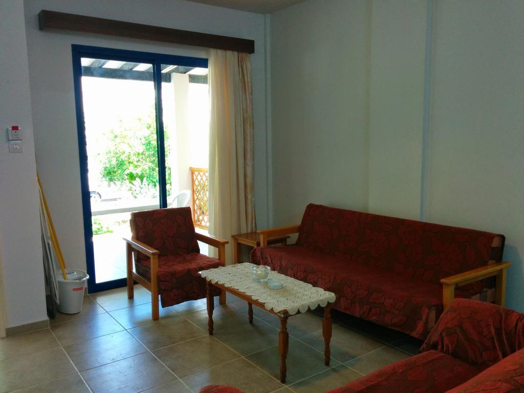 Zoe'S Court Apart otel Klorakas Dış mekan fotoğraf