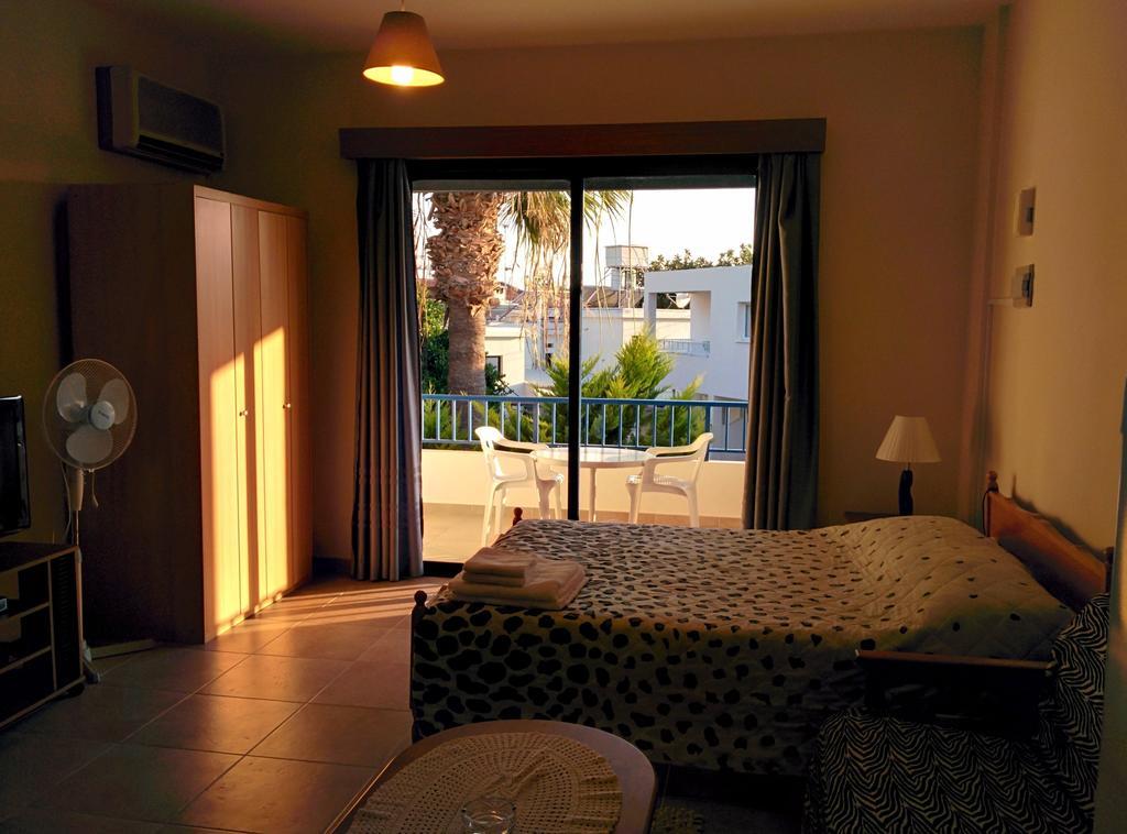 Zoe'S Court Apart otel Klorakas Dış mekan fotoğraf