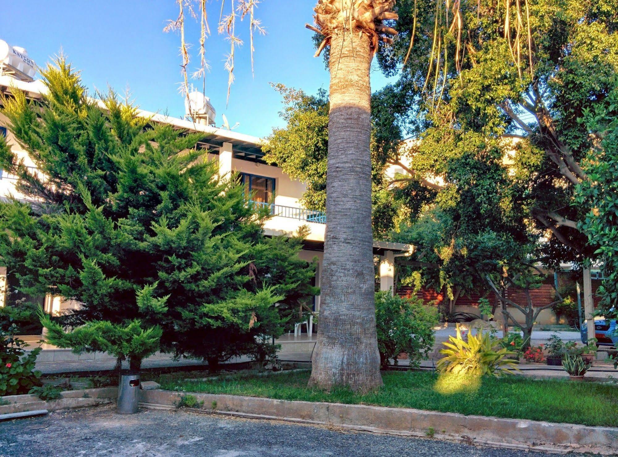 Zoe'S Court Apart otel Klorakas Dış mekan fotoğraf
