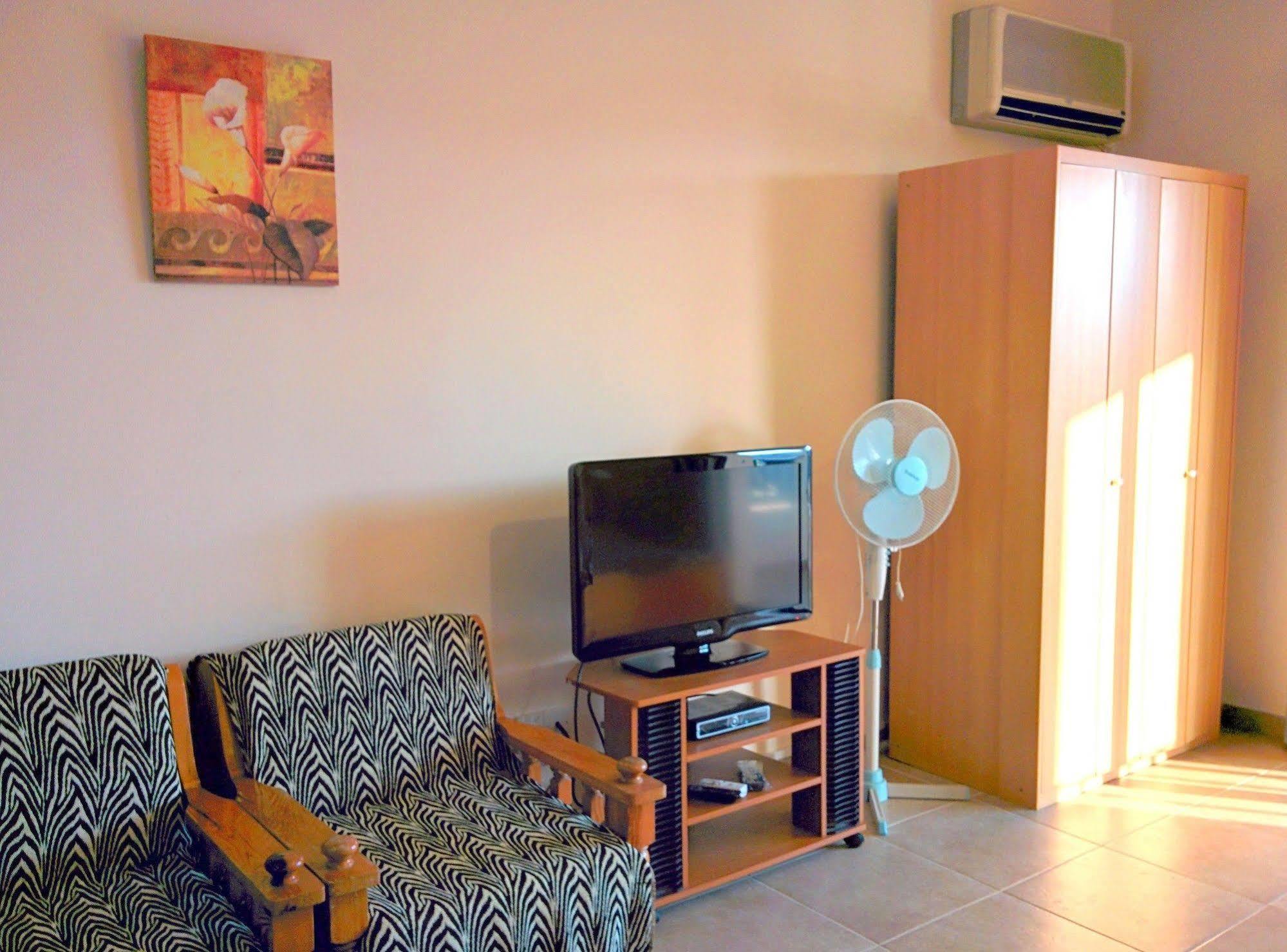 Zoe'S Court Apart otel Klorakas Dış mekan fotoğraf