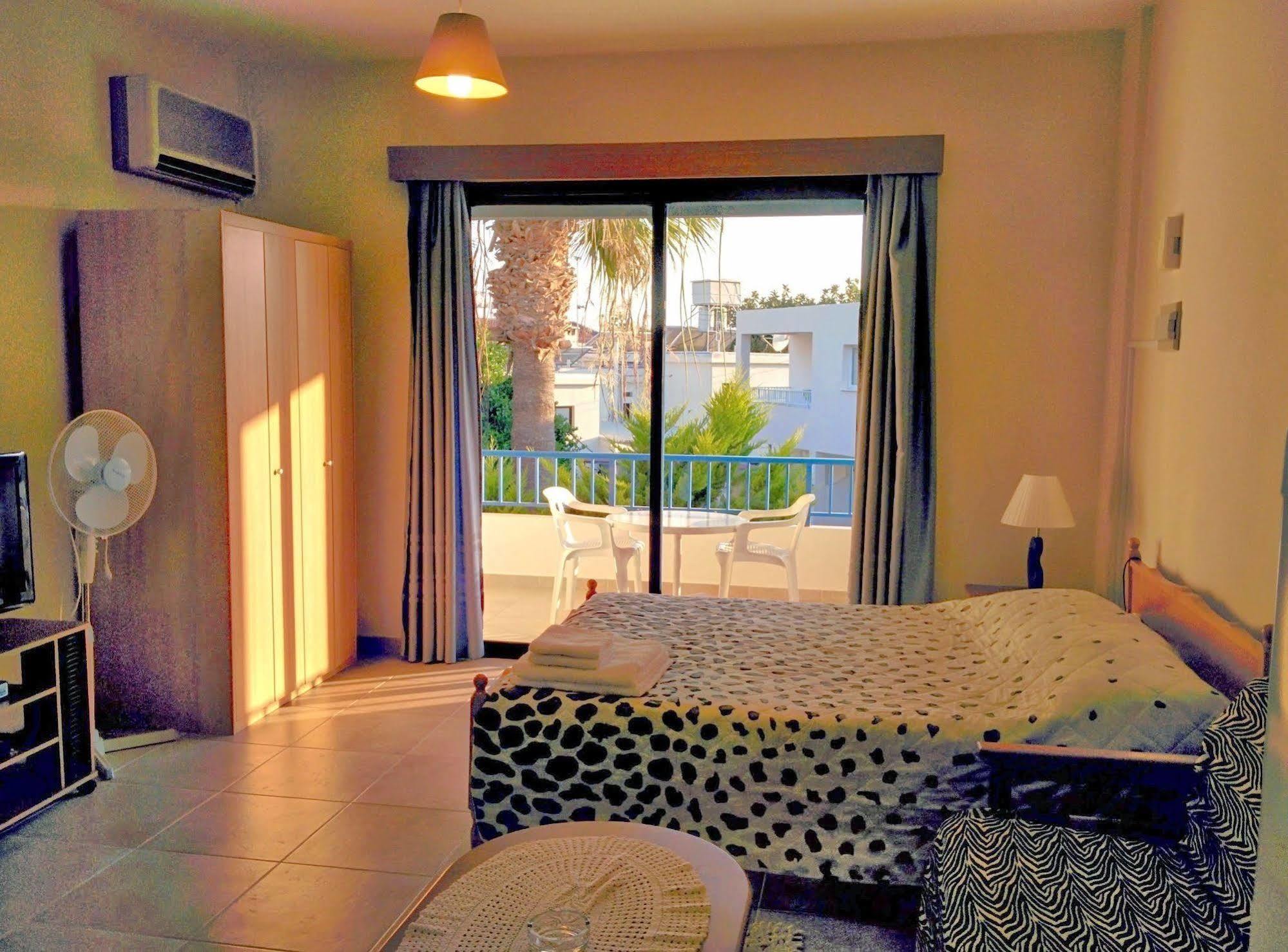 Zoe'S Court Apart otel Klorakas Dış mekan fotoğraf