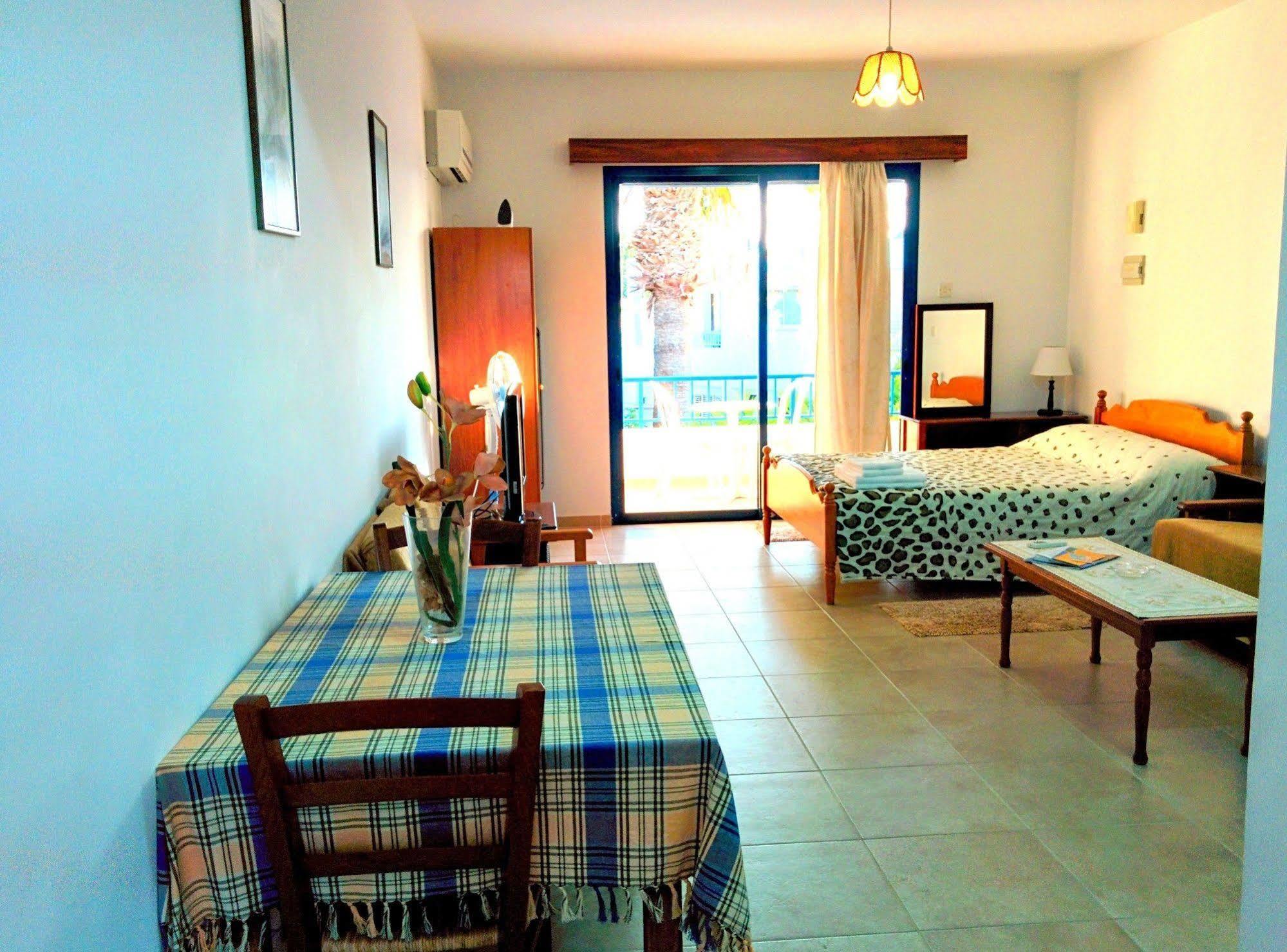 Zoe'S Court Apart otel Klorakas Dış mekan fotoğraf