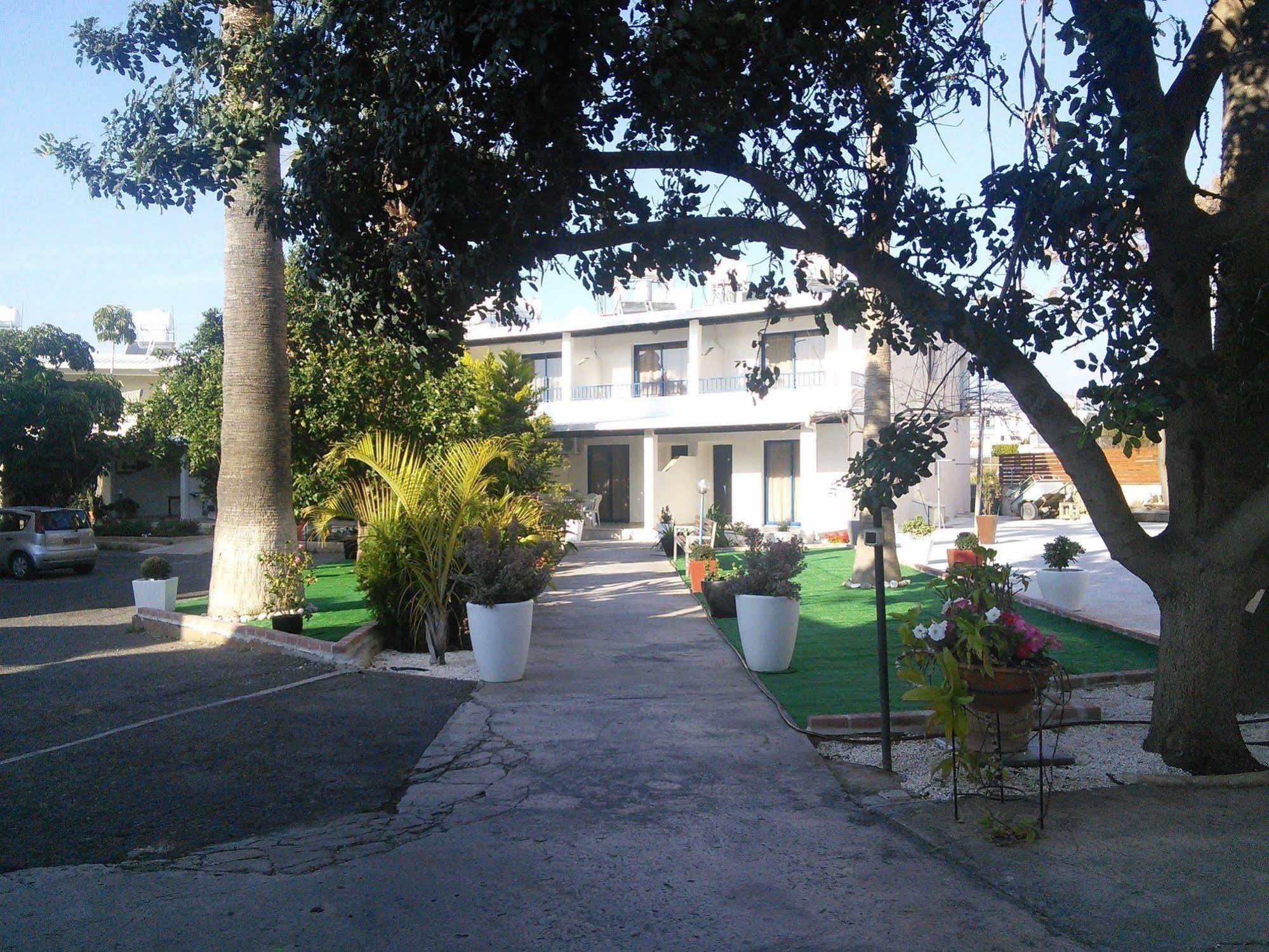 Zoe'S Court Apart otel Klorakas Dış mekan fotoğraf