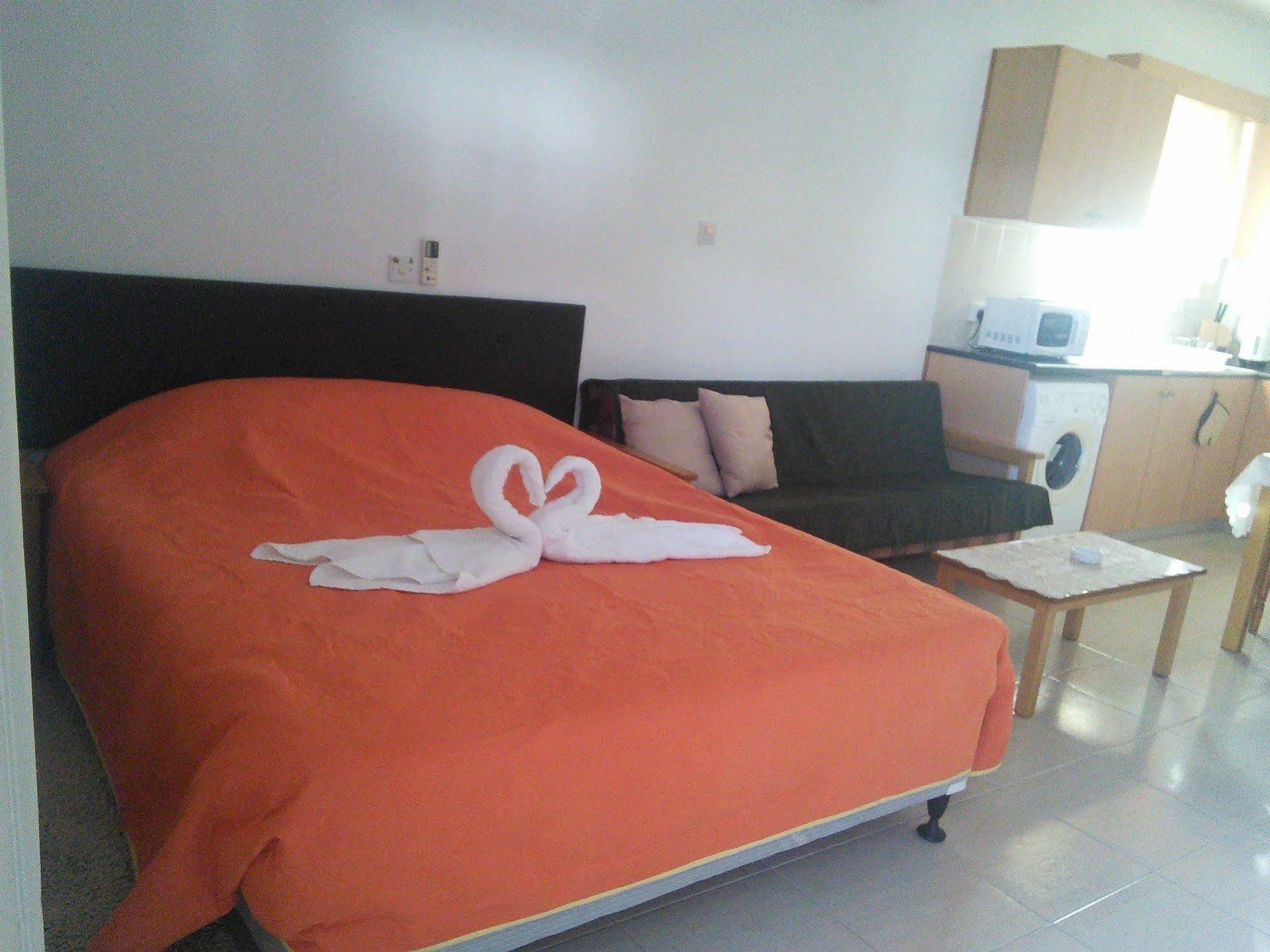 Zoe'S Court Apart otel Klorakas Dış mekan fotoğraf